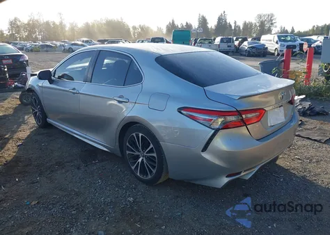 2018 Toyota Camry L/Le/Xle/Se/Xse z USA, uszkodzony, nr VIN 4T1B11HK6JU619032